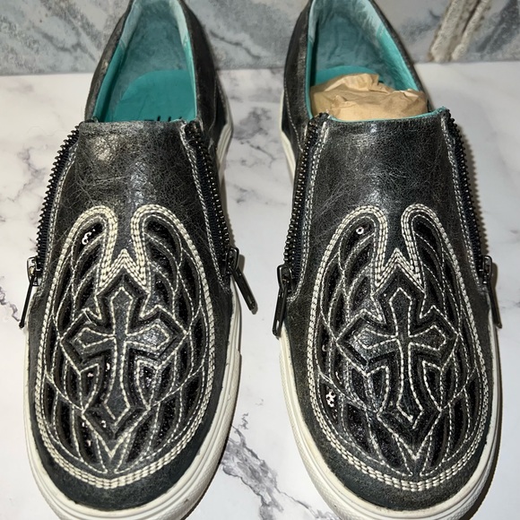 Corral Sneaker Shoes NWT. Sz 7.5 Grey Cross/Wings - Picture 6 of 14